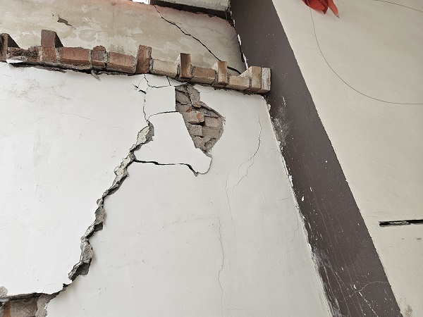 楼房地基下沉出现了裂纹怎么办？