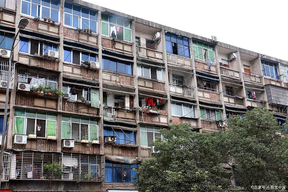 地基下沉警示：多雨气候下的老旧建筑安全亟需关注