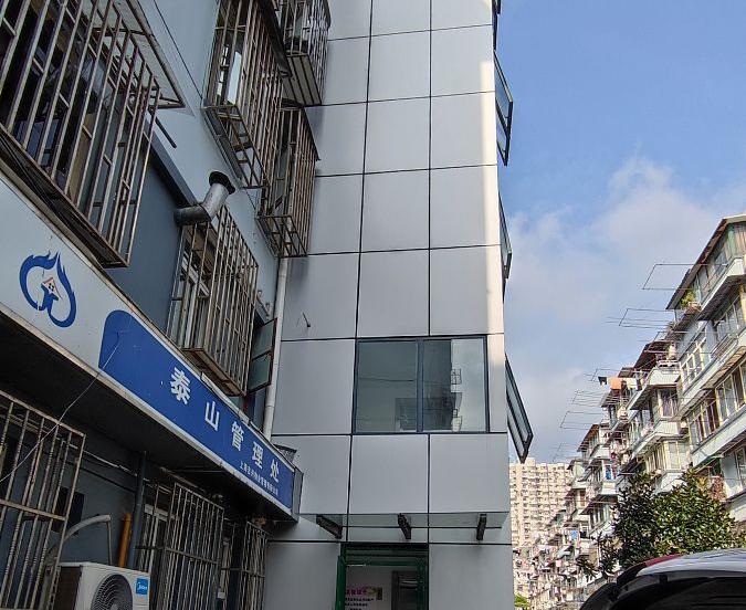 地基下沉警示：多雨气候下的老旧建筑安全亟需关注